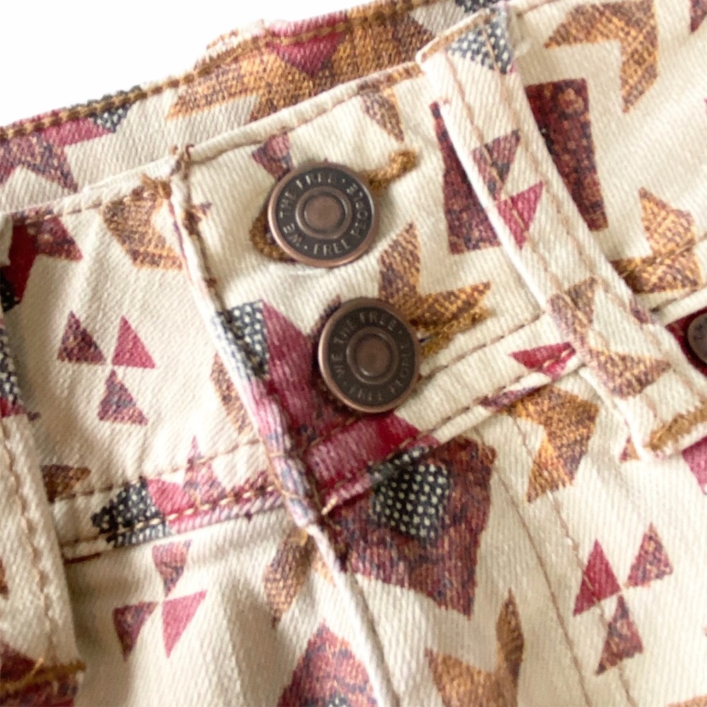 new Free People 𖠌 Wild Child Raw Hem Skinny Jean 𖠌 Ivory with Tribal Print 𖠌 - Picture 12 of 17